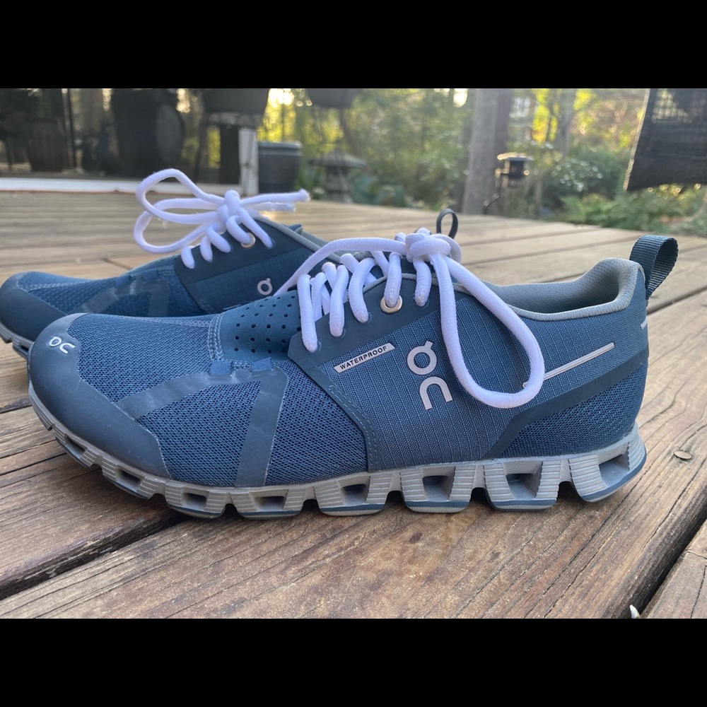 On Cloud navy tennis shoes
